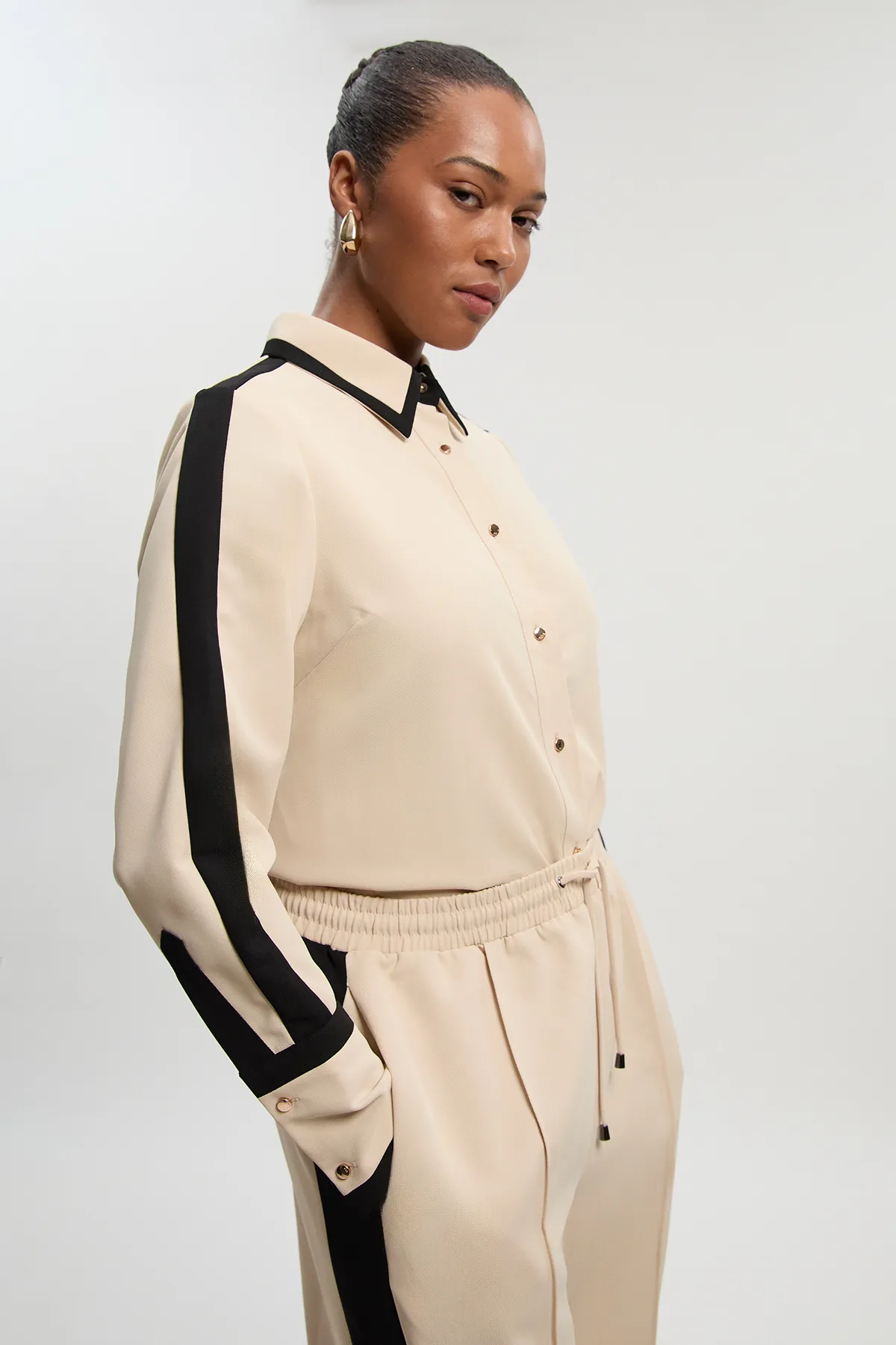 Plus Size Twill Contrast Hardware Collared Woven Shirt BKK26262