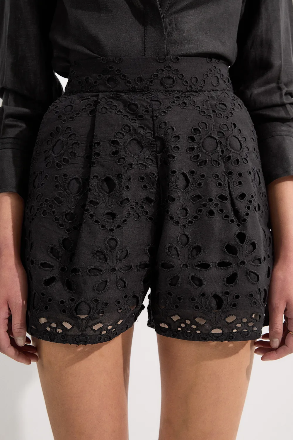 Cotton Eyelet Woven Short BKK25494