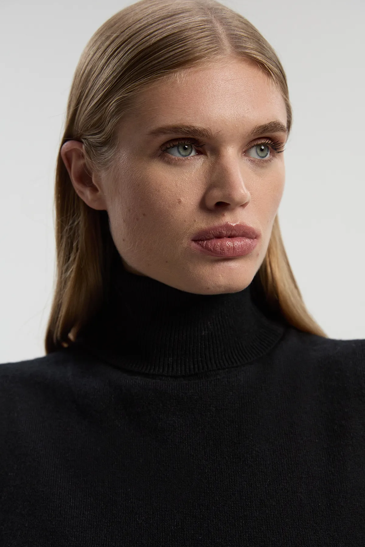 Cashmere Wool Blend Sleeveless Turtleneck Knit Top BKK26156