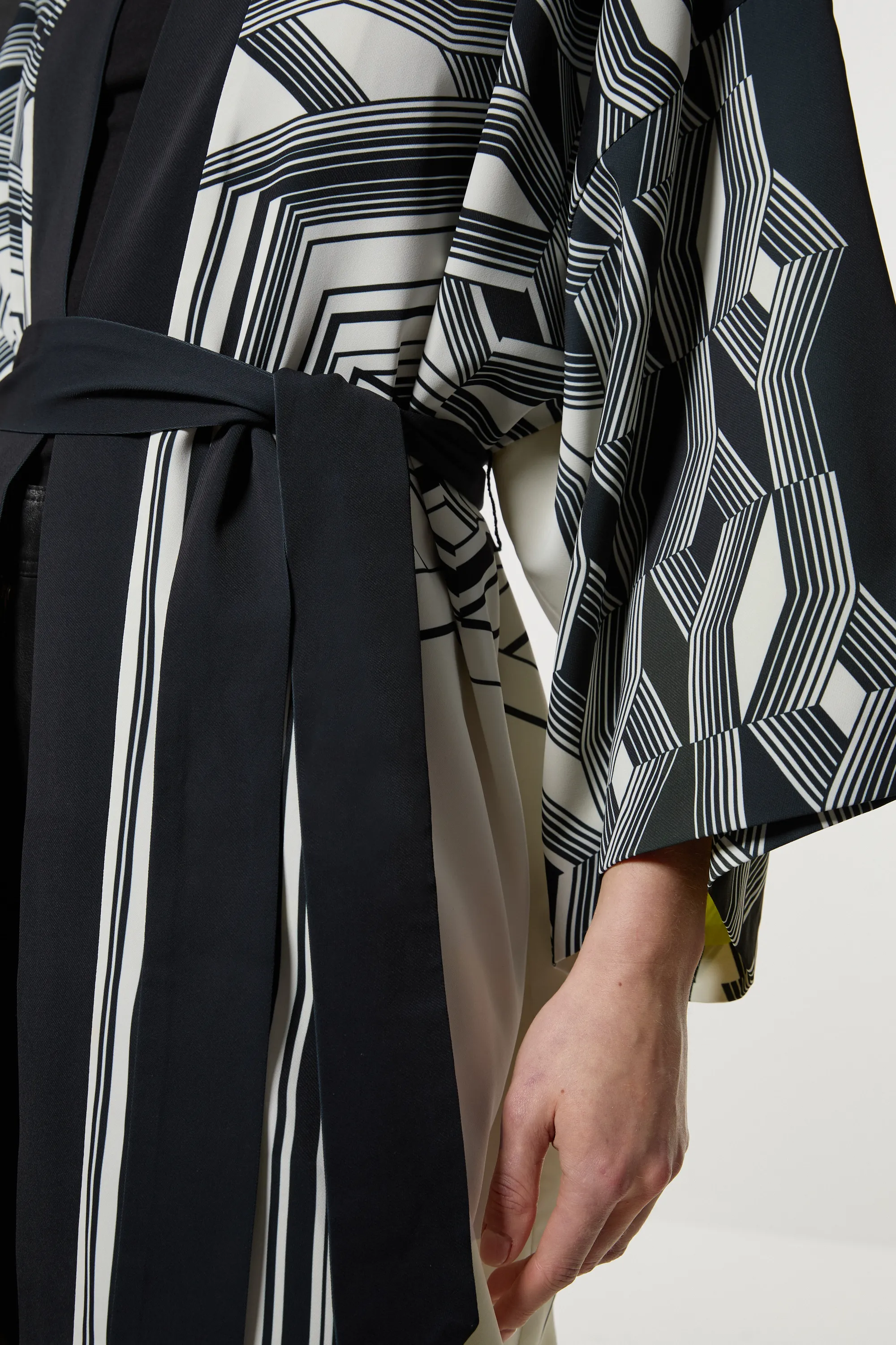 Amelia Graham Printed Statement Woven Maxi Kimono BKK24187 5 Amelia Graham Printed Statement Woven Maxi Kimono BKK24187